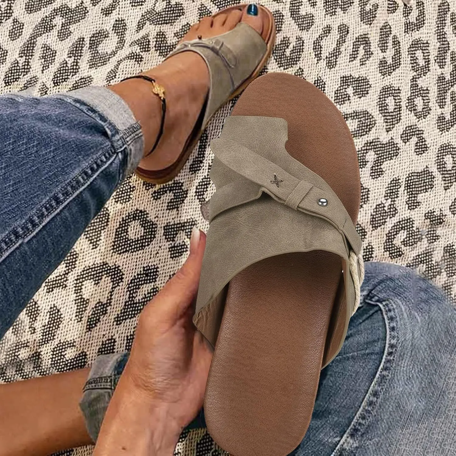 Eduavar Sandals for Women Casual Summer Orthopedic Correction Leather Ring Toe Sandals Solid/Leopard Print Flat Flip Flops